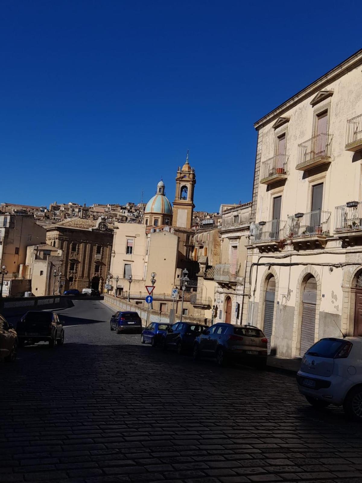 Casa Vacanze In Centro! Caltagirone Eksteriør billede